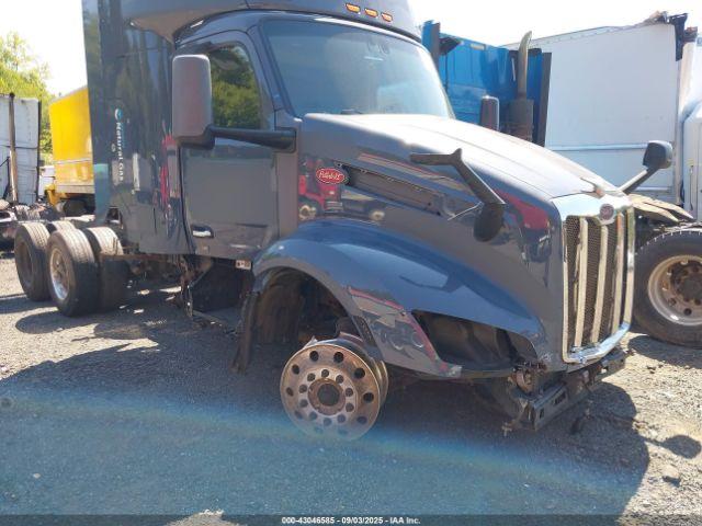  Salvage Peterbilt 579