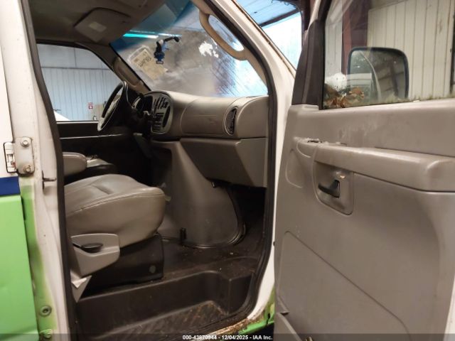 Ford E-250 Image 10