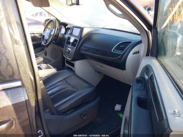 Chrysler Town & Country Touring-l Image 6