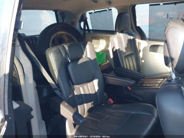 Chrysler Town & Country Touring-l Image 2