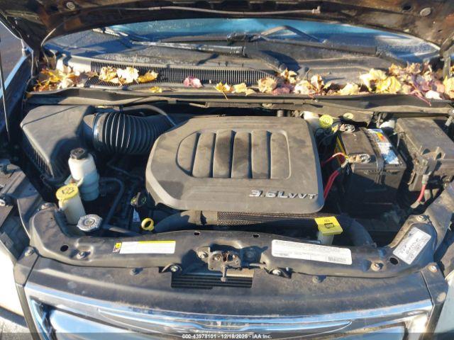 Chrysler Town & Country Touring-l Image 4