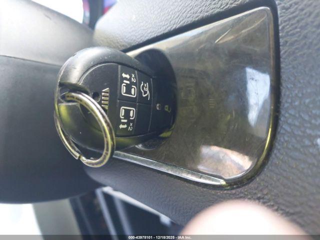 Chrysler Town & Country Touring-l Image 3