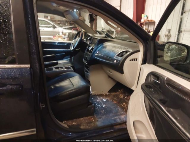 Chrysler Town & Country Touring Image 5