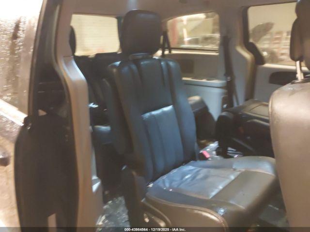 Chrysler Town & Country Touring Image 14