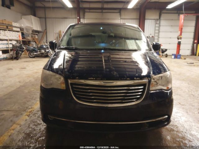 Chrysler Town & Country Touring Image 10