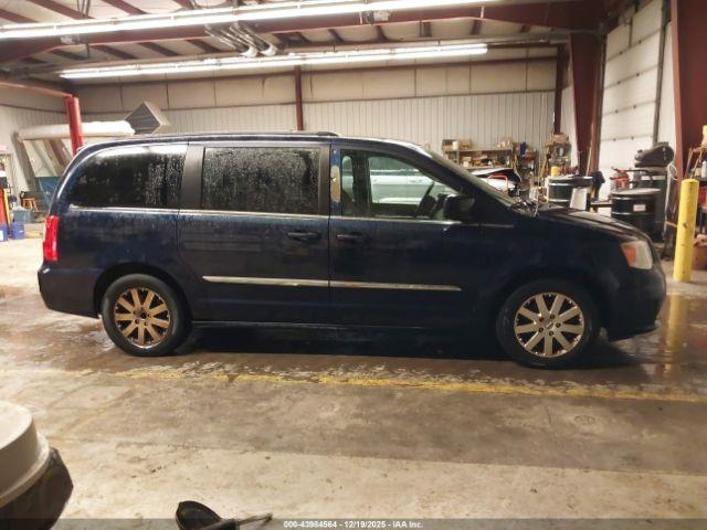 Chrysler Town & Country Touring Image 16