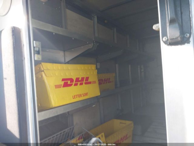 Isuzu Reach Image 13