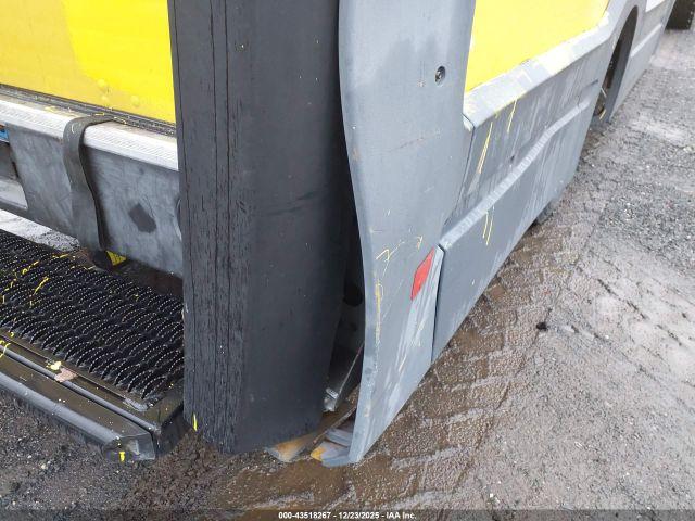 Isuzu Reach Image 14