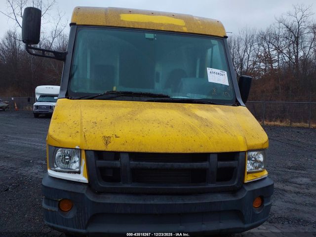 Isuzu Reach Image 15