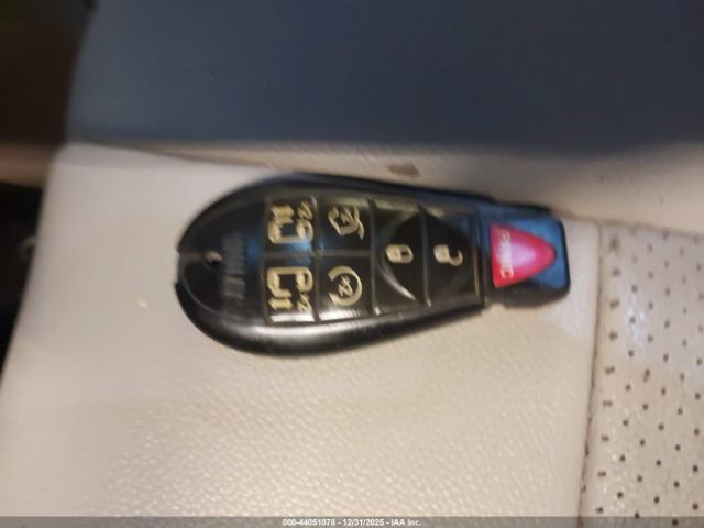 Chrysler Town & Country Touring-l Image 9