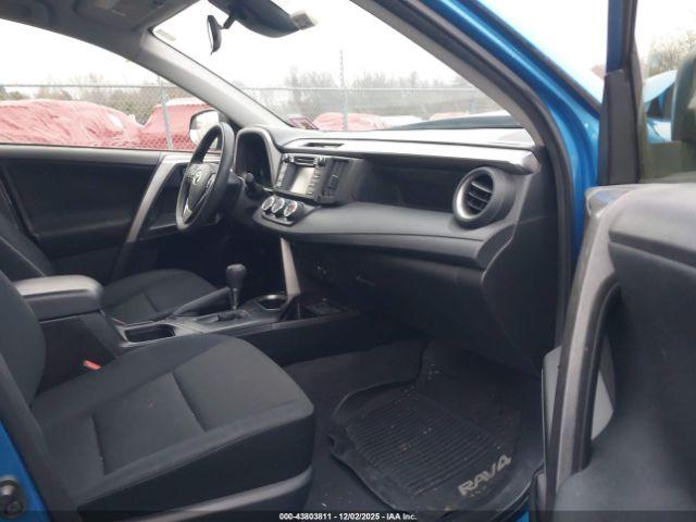 Toyota RAV4 Le Image 13