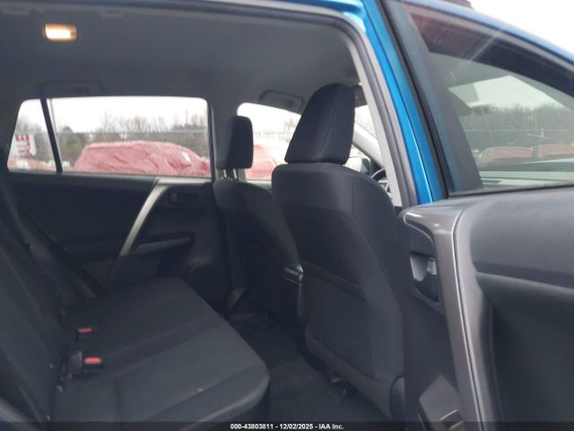 Toyota RAV4 Le Image 8