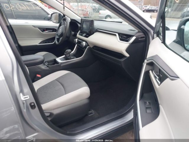 Toyota RAV4 Xle Image 13