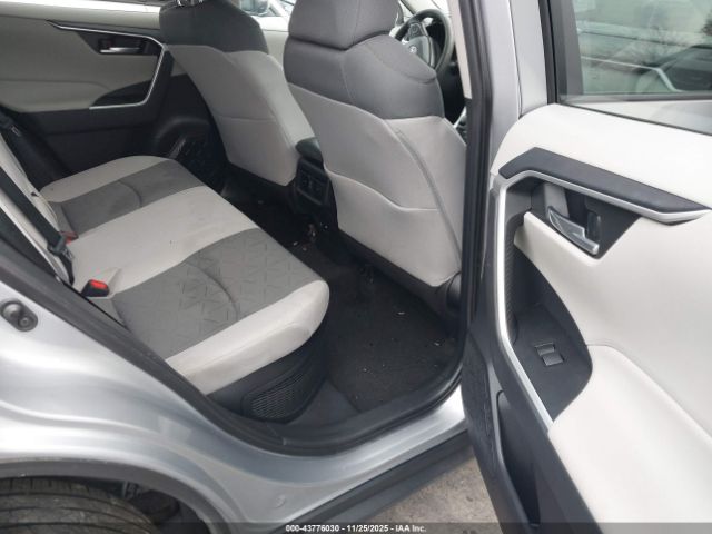 Toyota RAV4 Xle Image 14