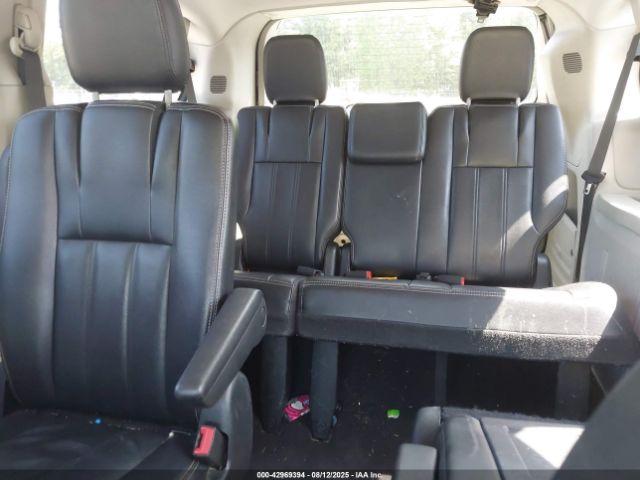 Chrysler Town & Country Touring Image 2