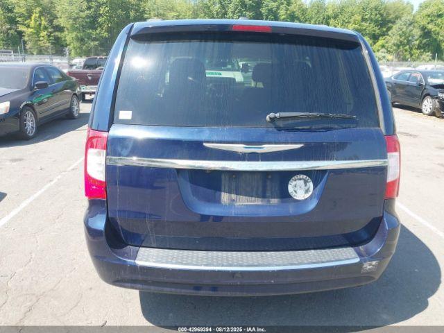 Chrysler Town & Country Touring Image 13