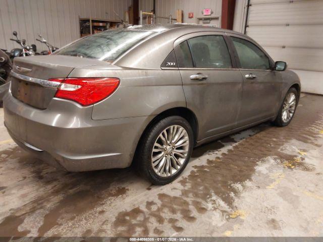 Chrysler 200 Limited Image 2