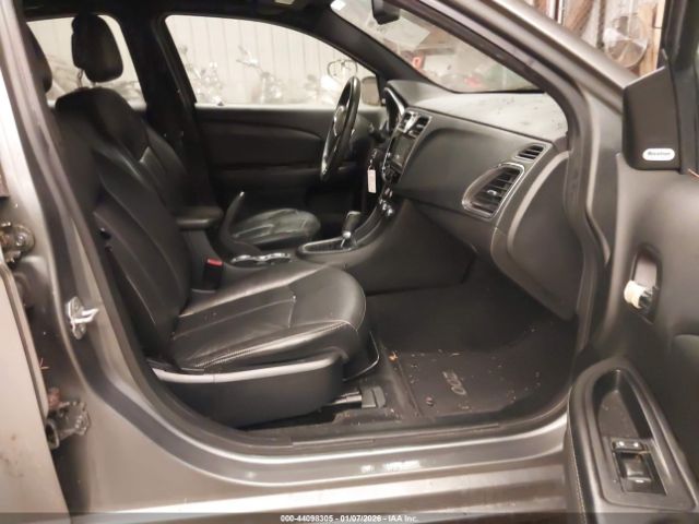 Chrysler 200 Limited Image 5