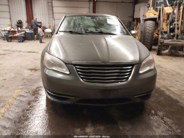 Chrysler 200 Limited Image 4