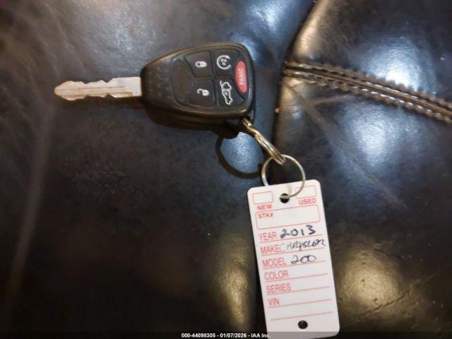 Chrysler 200 Limited Image 10